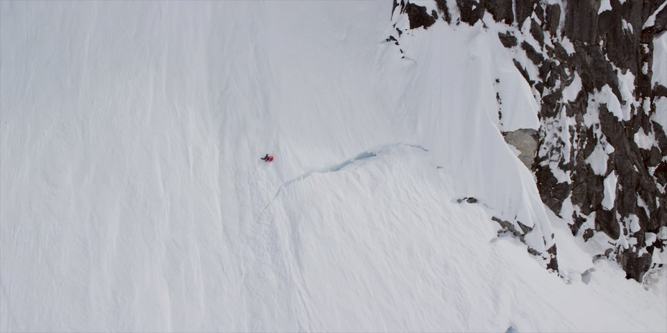 Video: esquiadora sale ilesa de espectacular caída en la nieve