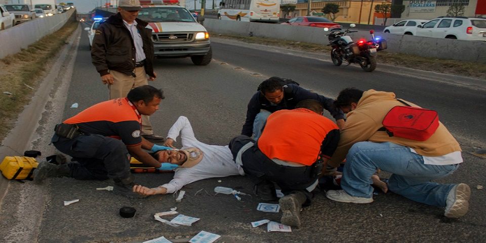 Motocicleta atropella a asaltante en León