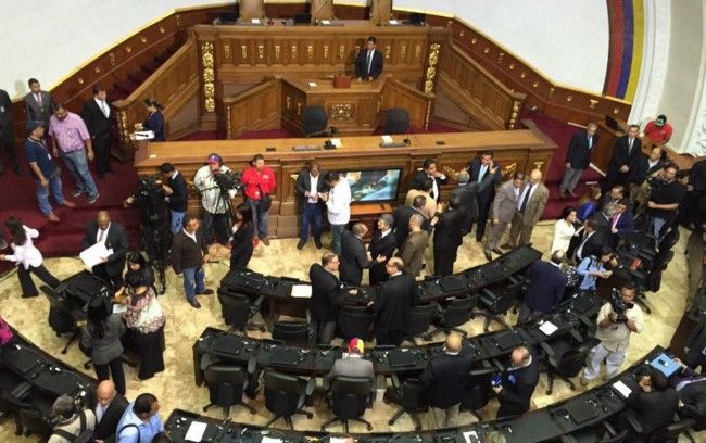 Sacan fotografías de Hugo Chávez de Asamblea venezolana