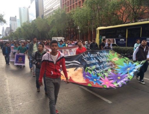 Padres de normalistas desaparecidos marchan hacia la SCJN - Ayotzinapa-16-meses-rompevientotv