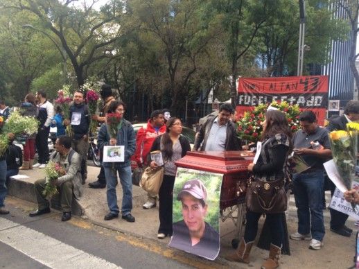 Padres de normalistas desaparecidos marchan hacia la SCJN - Ayotzinapa-16-meses-rompevientotv4
