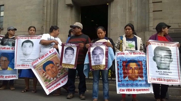 Padres de normalistas desaparecidos marchan hacia la SCJN