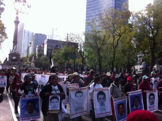 Padres de normalistas desaparecidos marchan hacia la SCJN - Ayotzinapa-16-meses-syndicalisms