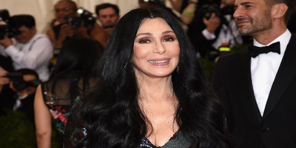 Cher dona agua a afectados en Michigan
