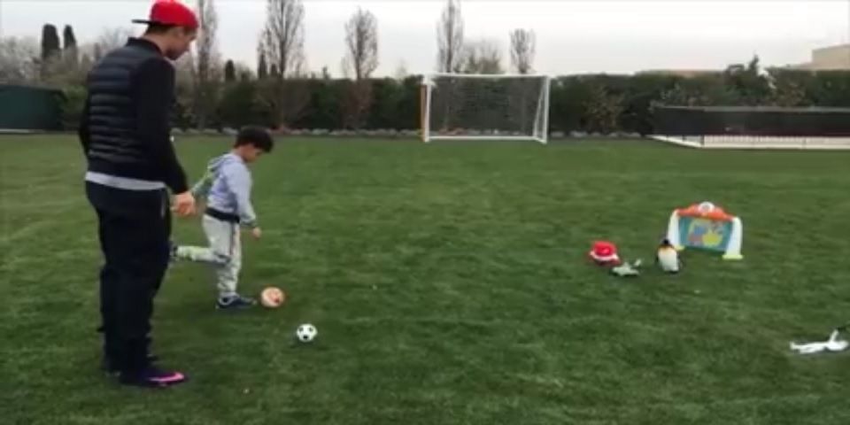 Video: Cristiano Ronaldo practica tiros libres con su hijo