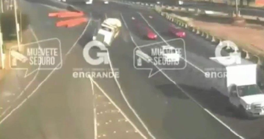 Camión vuelca en la Autopista México-Toluca