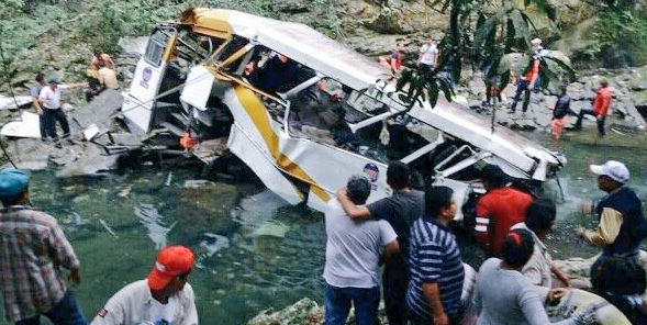 Desbarranca autobús en Veracruz: 20 muertos