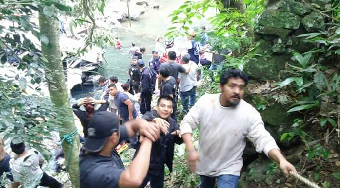 Desbarranca autobús en Veracruz: 20 muertos - Captura-de-pantalla-2016-01-10-a-las-11.06.03-a.m.