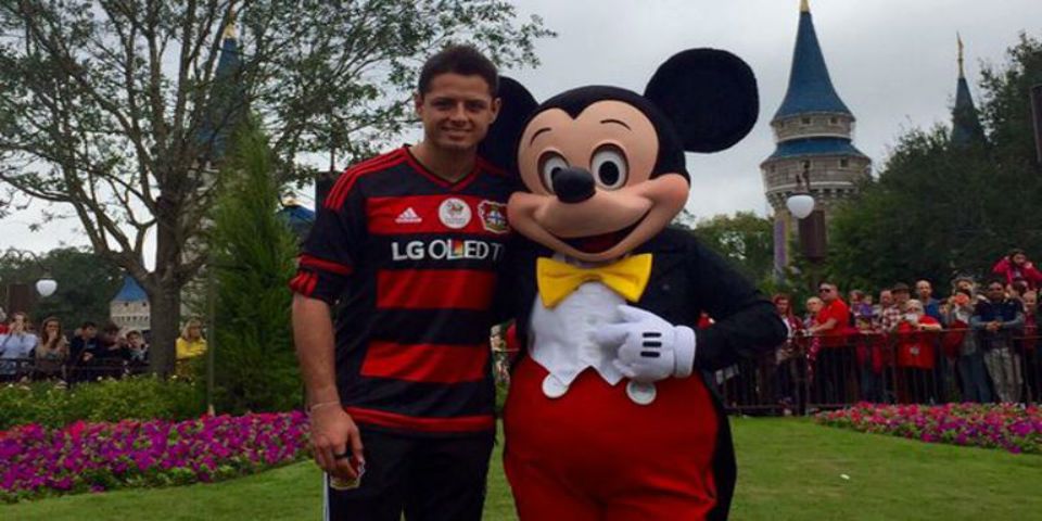 Chicharito visita a Mickey Mouse
