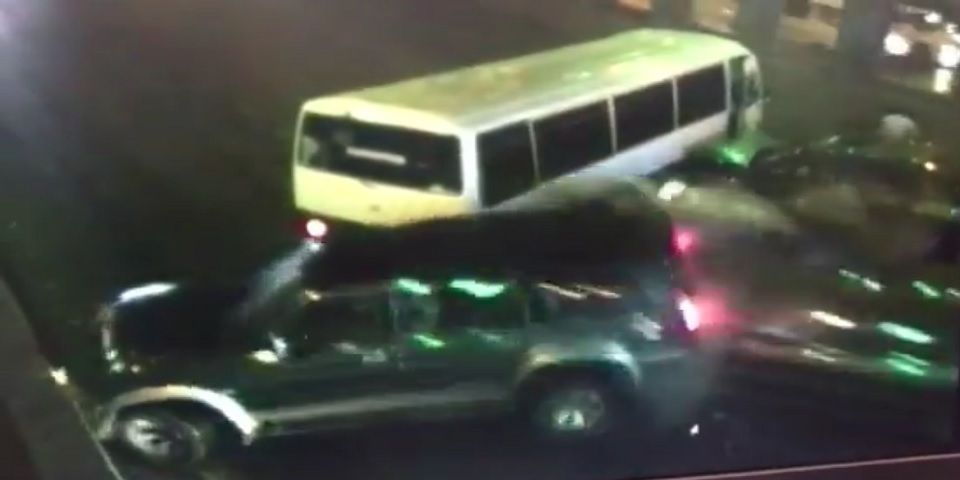 Video: lluvia provoca espectacular carambola