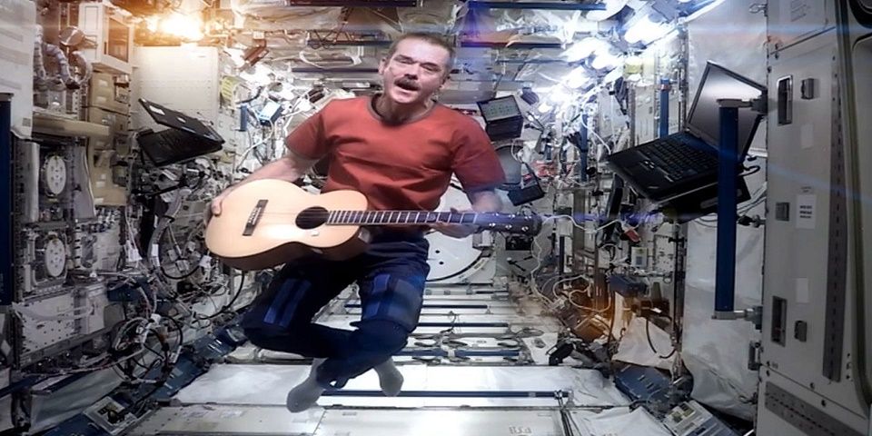 Emotiva despedida a Bowie por el astronauta que cantó ‘Space Oddity’