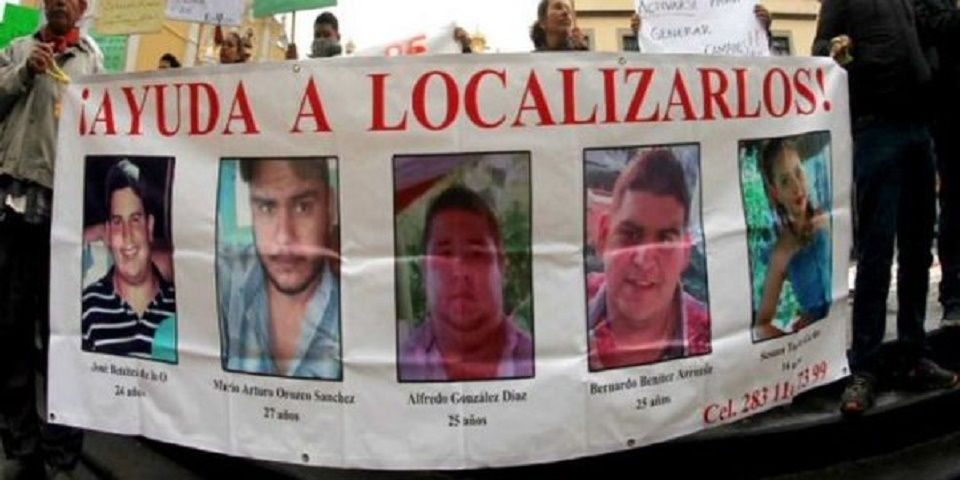 Acuden a SEGOB padres de desaparecidos en Torre Blanca