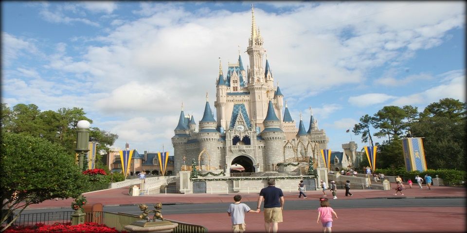 Demandan ex empleados a Disney tras ser reemplazados por migrantes