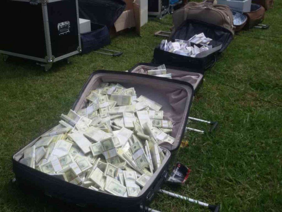 Detienen a dos por tener más de 700 millones de dólares falsos