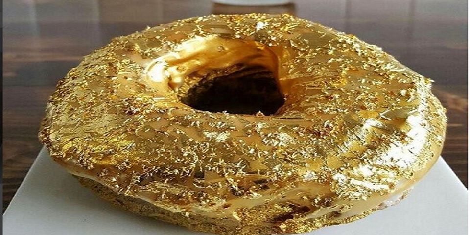 Crean dona cubierta de oro y champaña Crean dona cubierta de oro y champaña