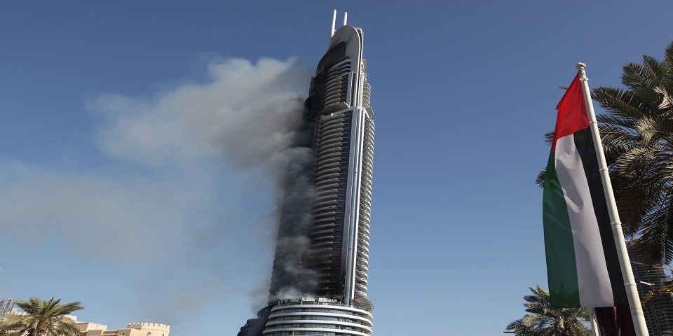 Incendio en rascacielos de Dubai se prolonga hasta 2016