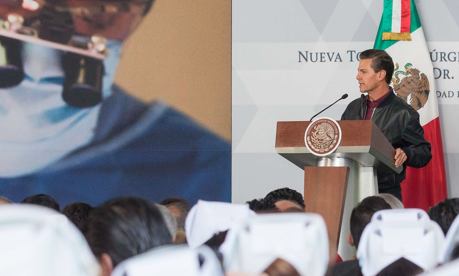 EPN reconoce labor de enfermeros y enfermeras en su día