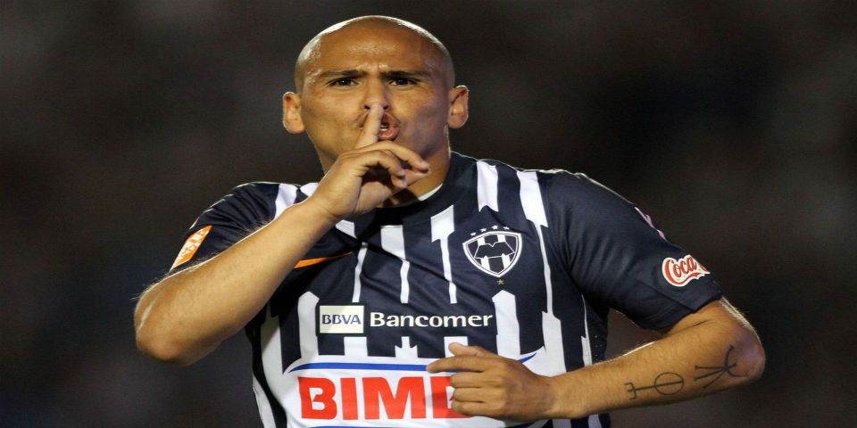 Humberto Suazo deja el futbol