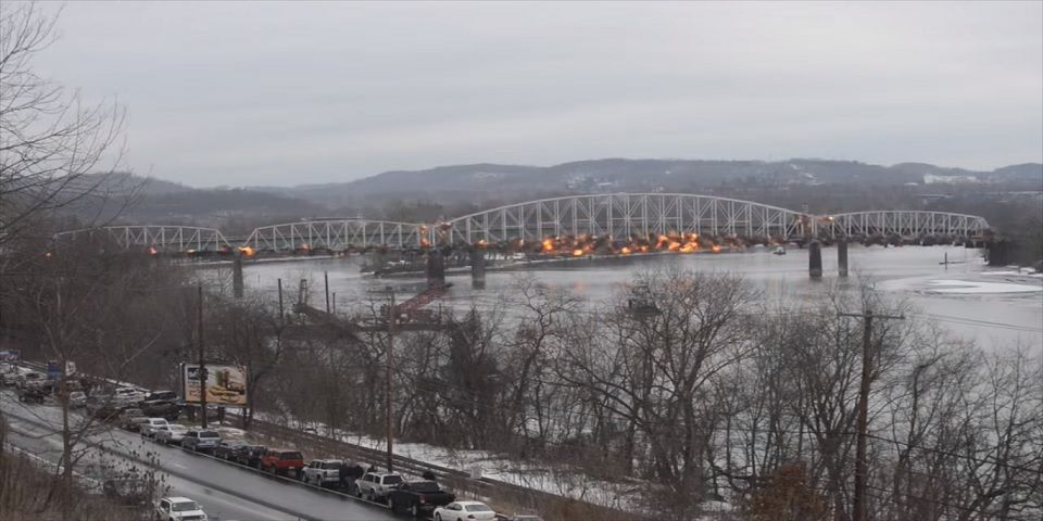 Video: 500 explosivos utilizados para demoler puente en Estados Unidos