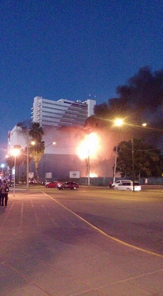 Desalojan a más de 600 personas por incendio en plaza de León - Incendio-Leon-1
