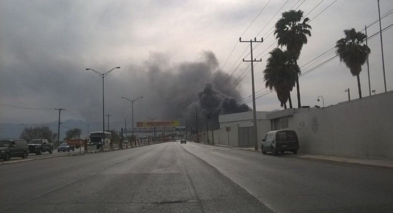 Incendio en Escobedo crea columna de humo de 40 metros