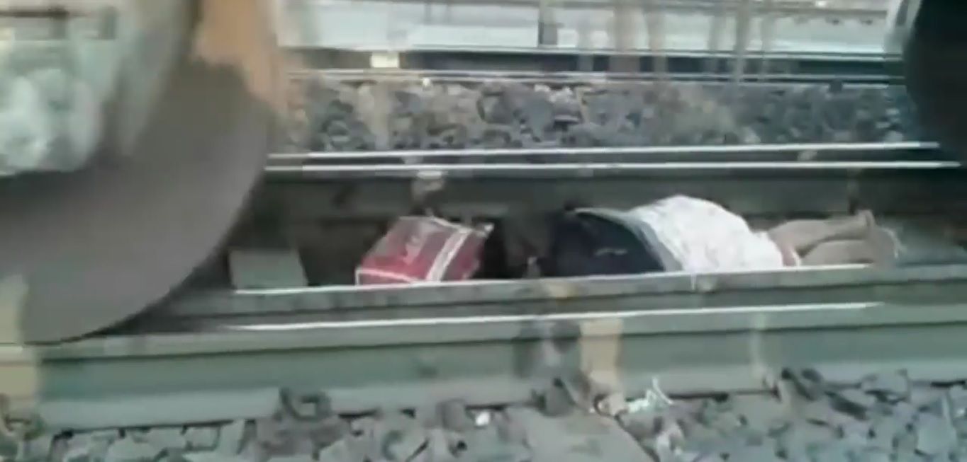 Video: mujer sale ilesa tras pasarle por encima un tren