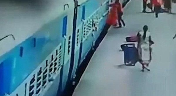Video: mujer muere al caer a las vías del tren en India