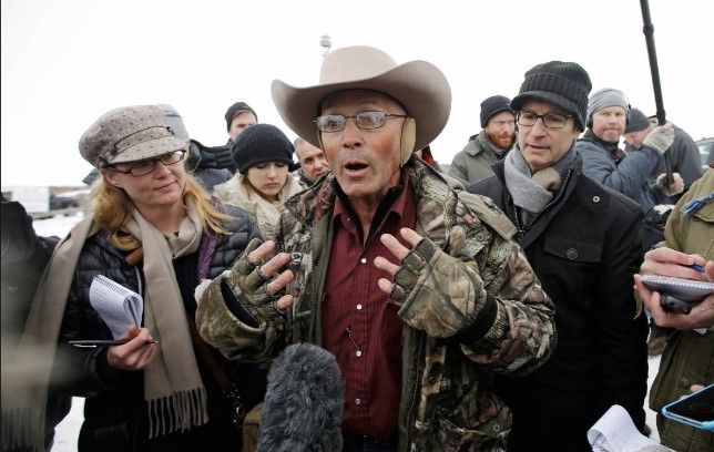 Video: policías abaten a hombre armado en Oregon