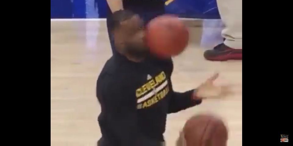 Video: sufre balonazo en la cara LeBron James