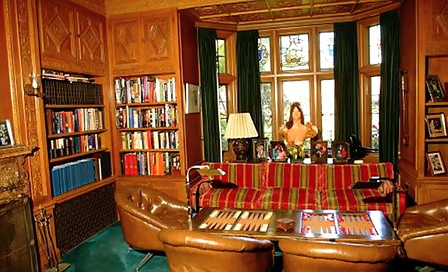 A la venta la mansión de Playboy - Library-Home-Bunch