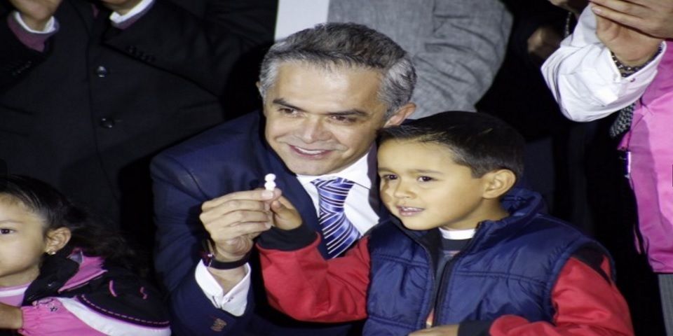 GDF comparte mega rosca de reyes en el Zócalo