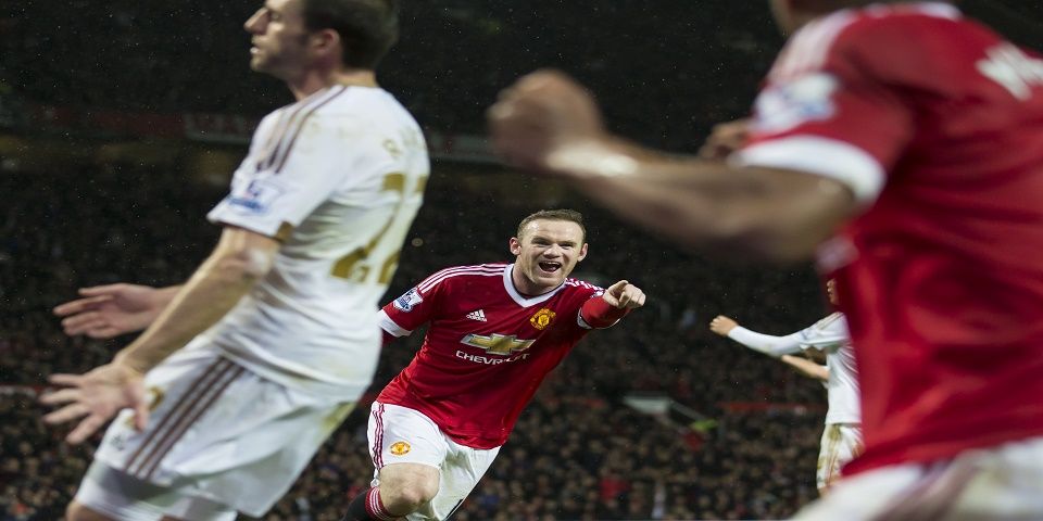 Van Gaal respira y corta racha gracias a Rooney