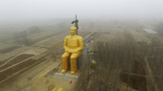 Derriban estatua de Mao Zedong de 37 metros