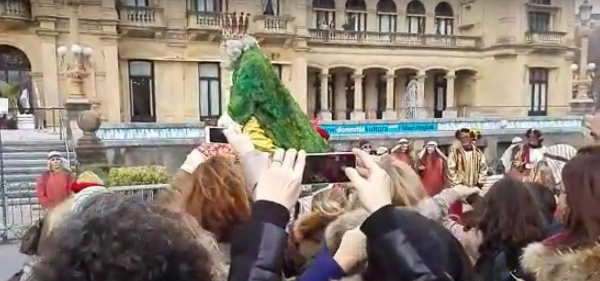 Video: Melchor se cae de su camello