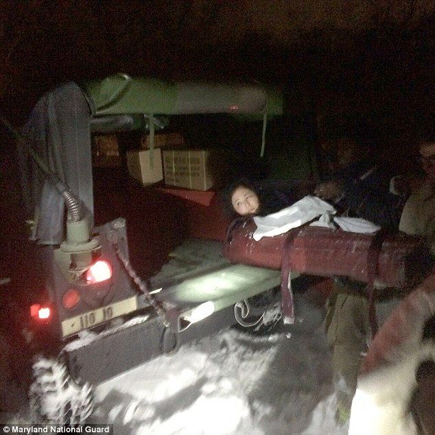 Rescatan a mujer tras pasar tres días enterrada bajo la nieve por Tormenta Jonas - Mujer-Maryland2