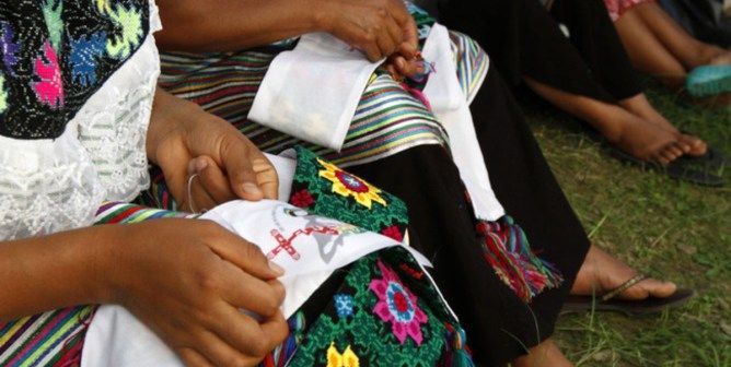 Indígenas chiapanecas bordan atuendo del Papa