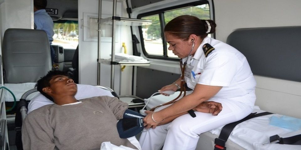 SEMAR rescata a náufrago en Acapulco