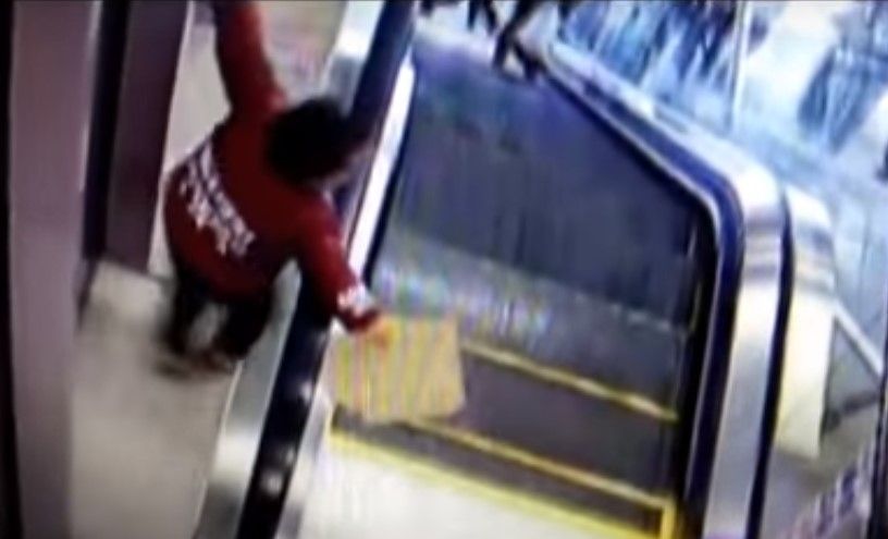 Video: niño se salva de accidente en escaleras eléctricas