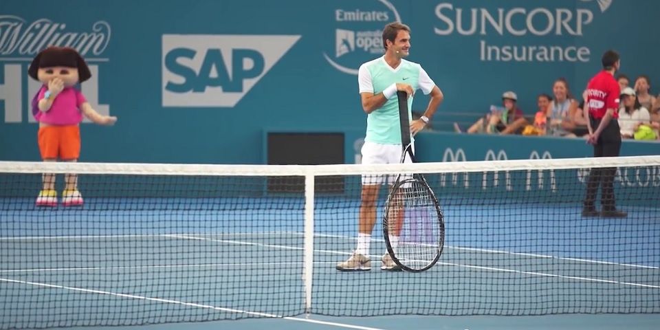 Video: Roger Federer juega con raqueta gigante