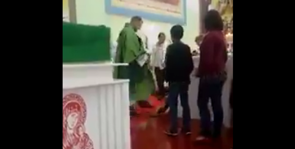 Video: religioso golpea a niños feligreses en misa