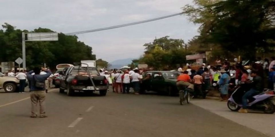 Habitantes de Arcelia bloquean carretera en Iguala
