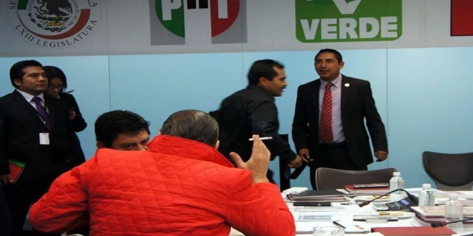 Senador priista fumó en lugar libre de humo de la Cámara de Senadores