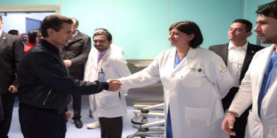 EPN reconoce labor de enfermeros y enfermeras del país