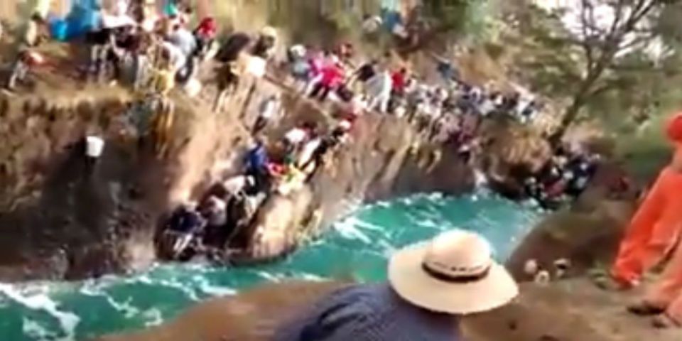 Así ordeñan diésel algunos habitantes de Calpulalpan