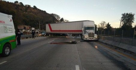 Tráiler varado en la México-Querétaro