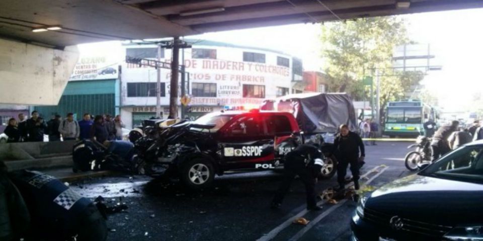 Choque entre camioneta de traslado de reos y patrulla de la PBI deja 7 heridos