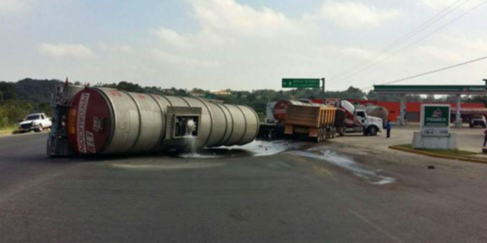 Pipas chocan en carretera de Veracruz