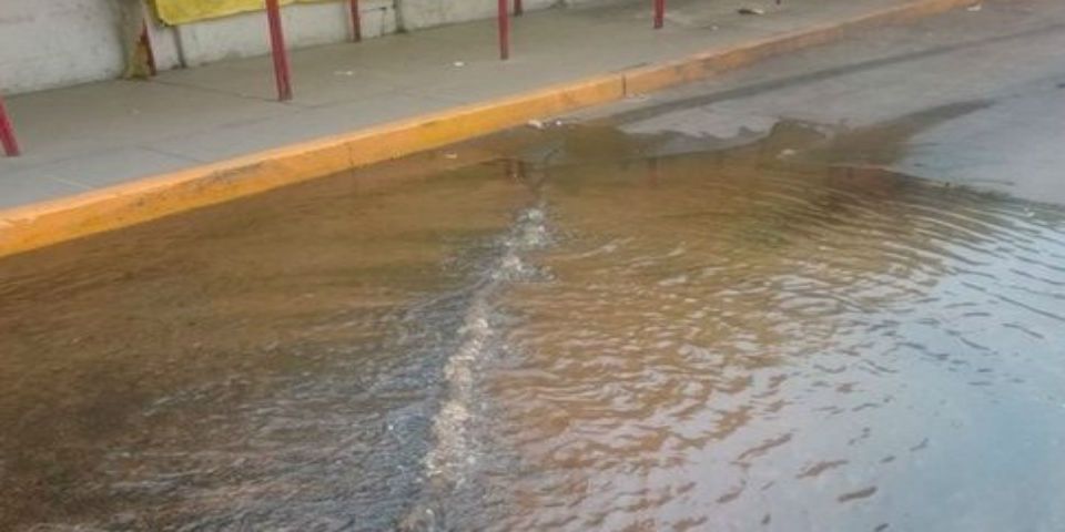 Fuga de agua en Iztapalapa en el primer día de reducción de abastecimiento