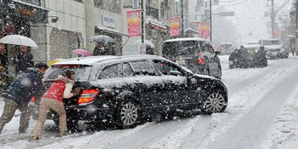 Cancelan cientos de vuelos por nevadas en Japón