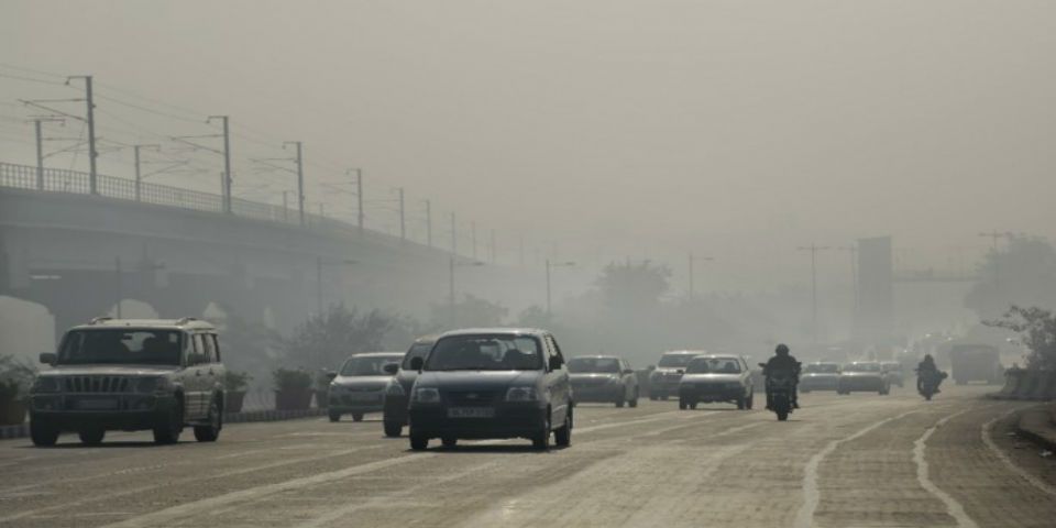 Restringen tránsito vehicular para reducir contaminación en Nueva Delhi